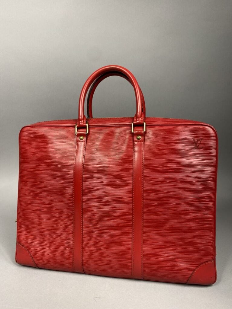 Louis VUITTON - Année 1997 - Porte-documents en cuir épi rouge, double poignée…