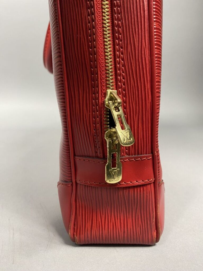 Louis VUITTON - Année 1997 - Porte-documents en cuir épi rouge, double poignée…