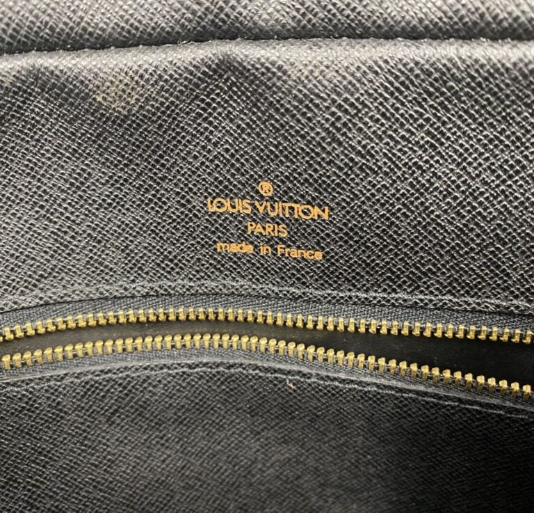 Louis VUITTON - Année 1997 - Porte-documents en cuir épi rouge, double poignée…