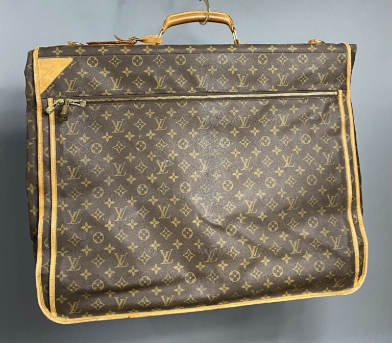 Louis VUITTON - Année 1997 - Porte-habits en toile monogram et cuir naturel, po…