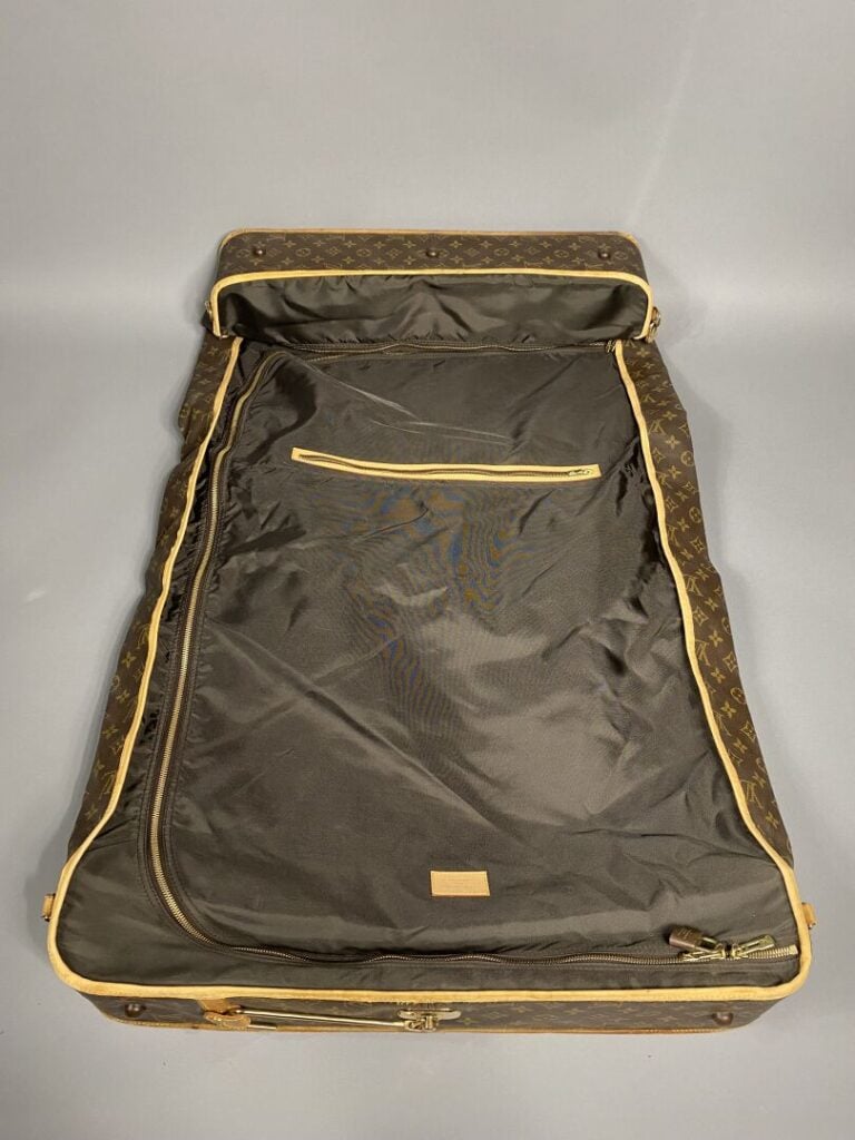 Louis VUITTON - Année 1997 - Porte-habits en toile monogram et cuir naturel, po…
