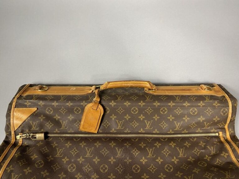 Louis VUITTON - Année 1997 - Porte-habits en toile monogram et cuir naturel, po…