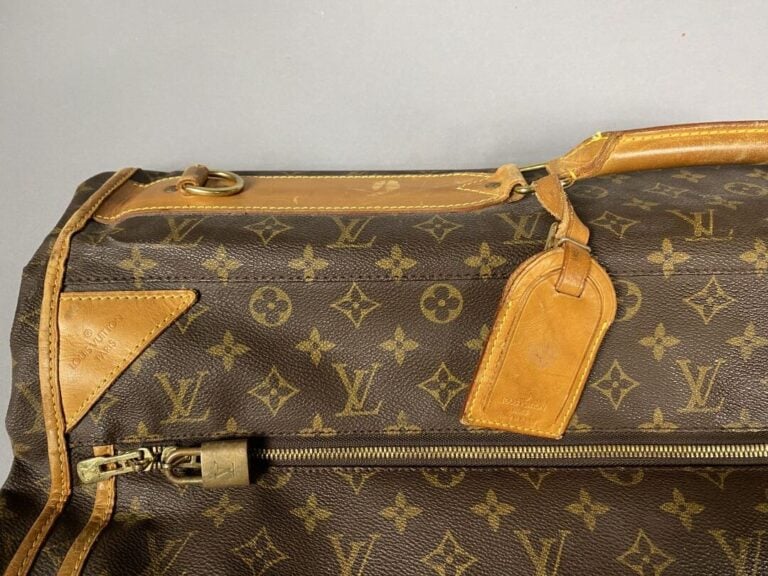 Louis VUITTON - Année 1997 - Porte-habits en toile monogram et cuir naturel, po…