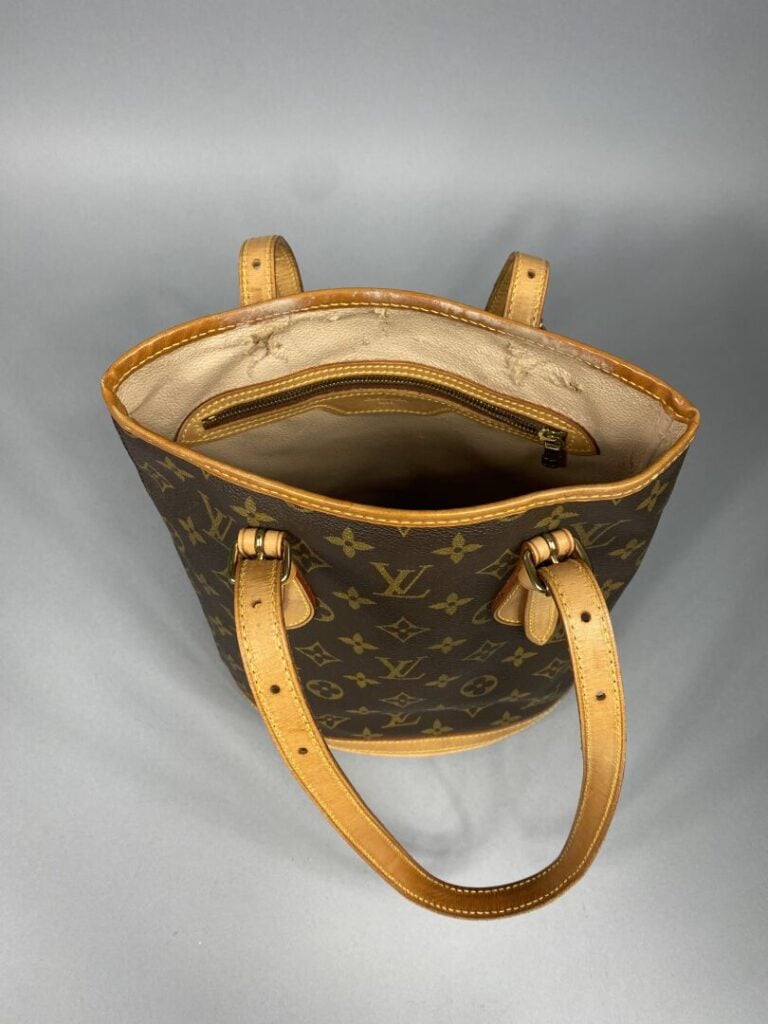 Louis VUITTON - Année 1998 - Sac « Bucket » en toile monogram et cuir naturel,…