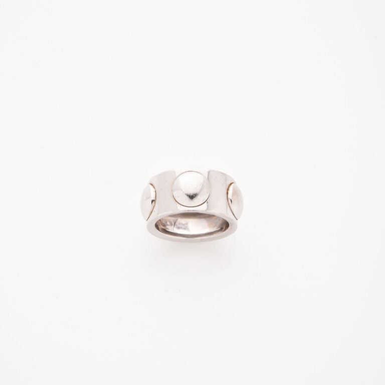 Louis VUITTON - Bague bandeau en or gris (750) à motif de boutons pression - Si…