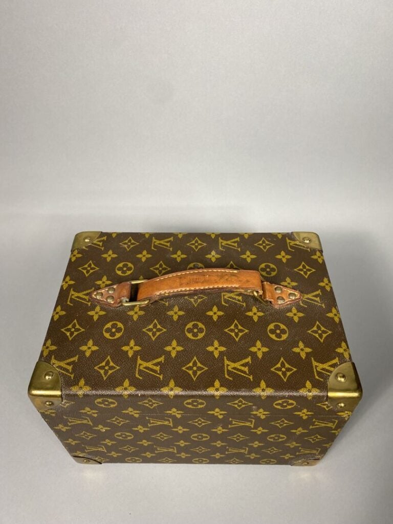 LOUIS VUITTON - Boîte à flacons, vanity en toile monogram, structure rigide, po…