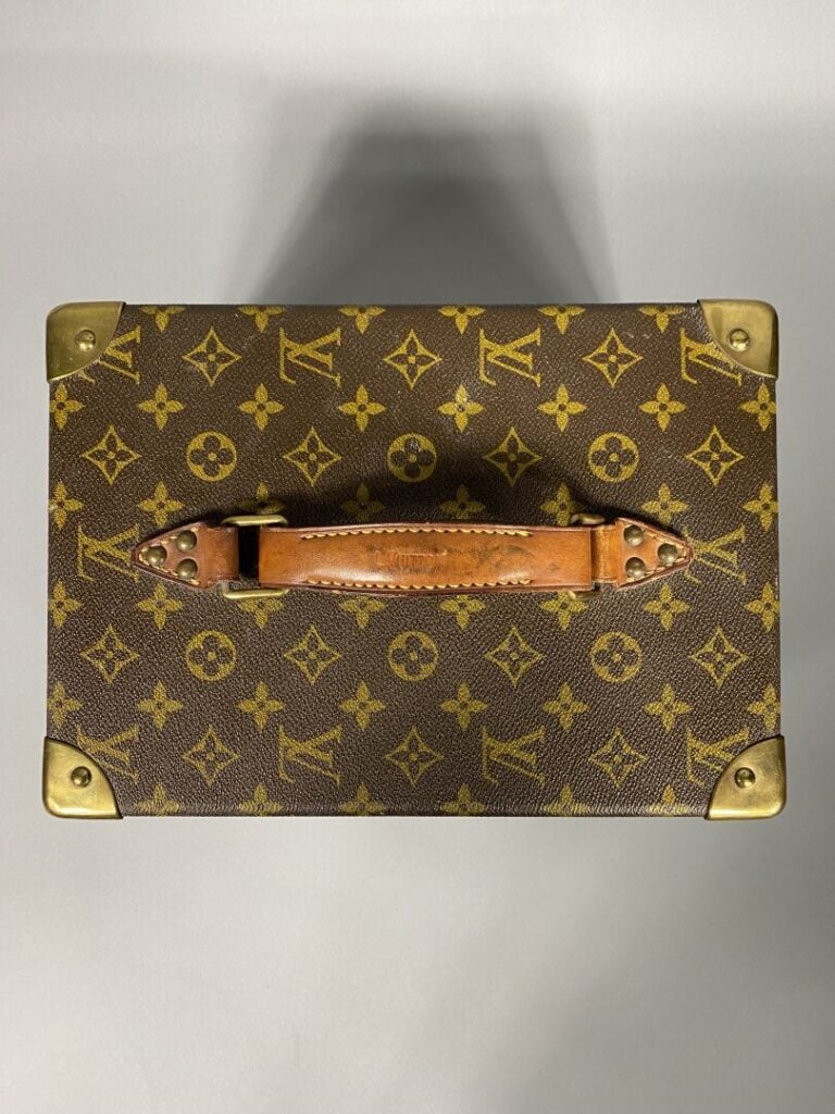 LOUIS VUITTON - Boîte à flacons, vanity en toile monogram, structure rigide, po…