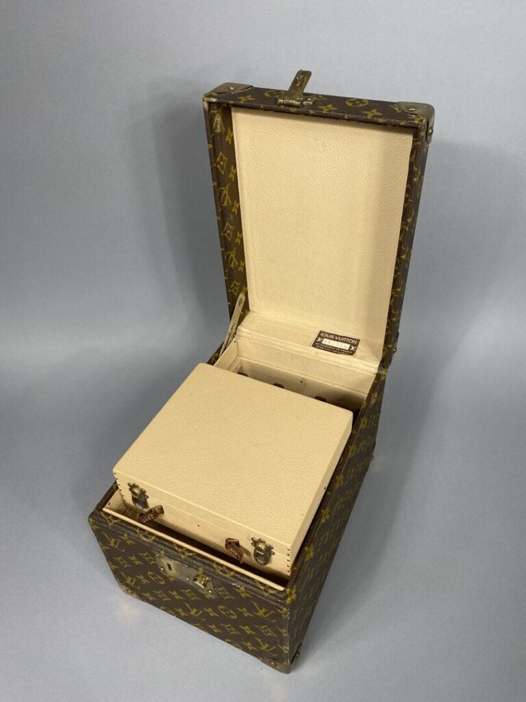 LOUIS VUITTON - Boîte à flacons, vanity en toile monogram, structure rigide, po…