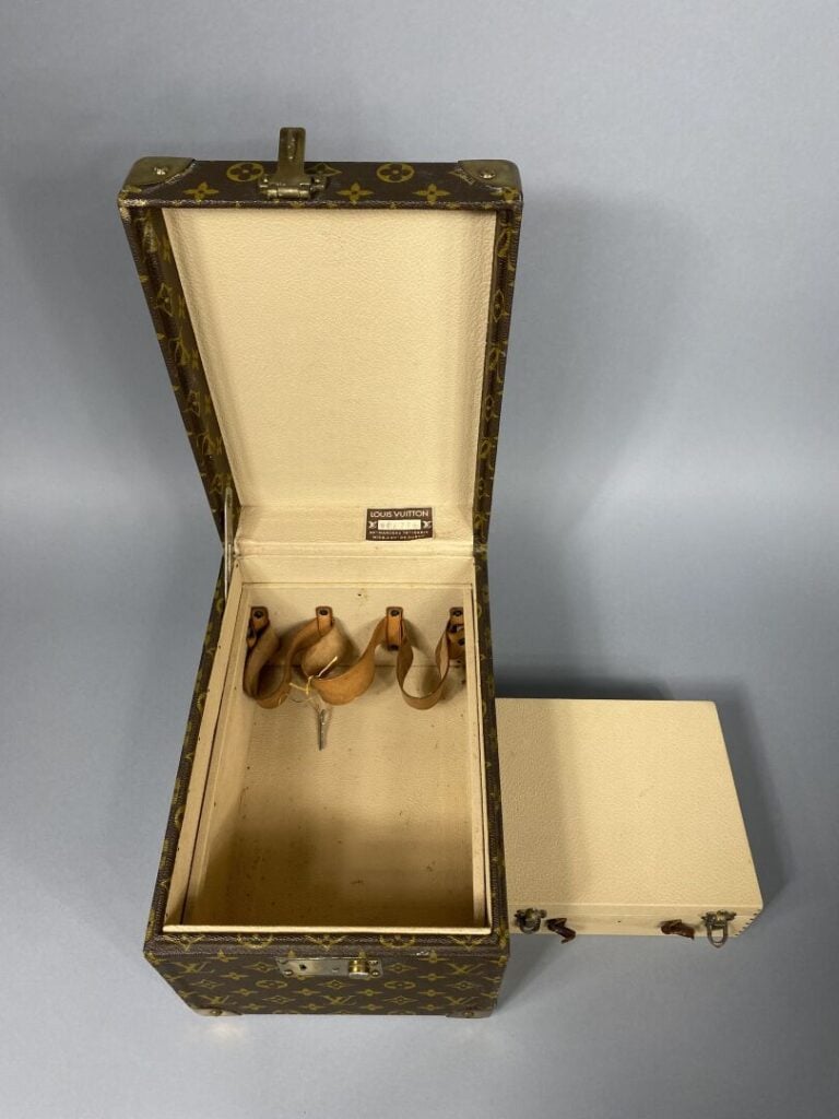 LOUIS VUITTON - Boîte à flacons, vanity en toile monogram, structure rigide, po…