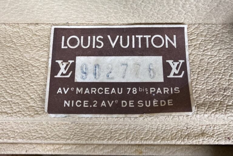 LOUIS VUITTON - Boîte à flacons, vanity en toile monogram, structure rigide, po…