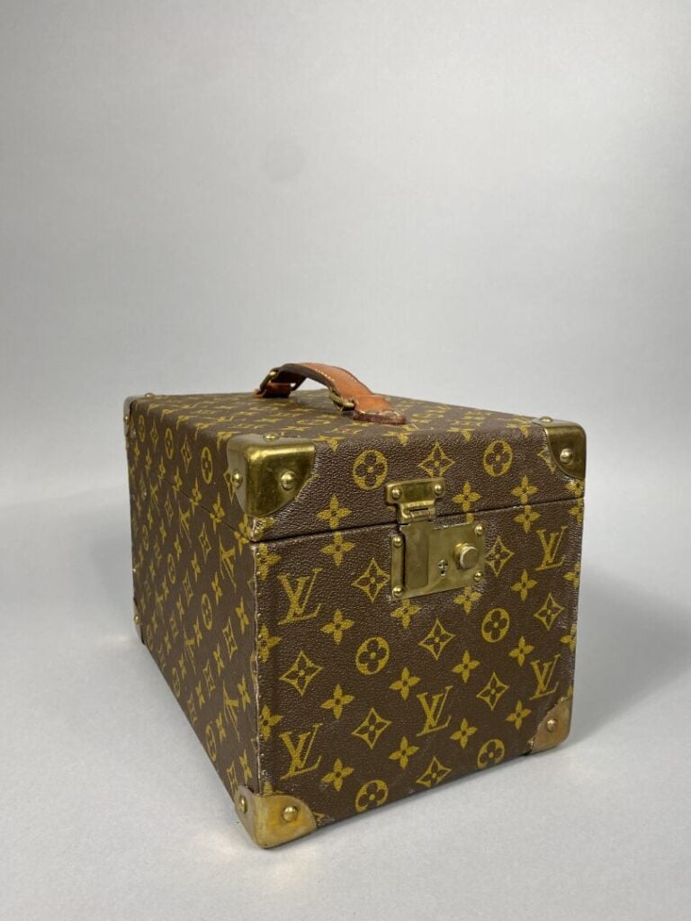 LOUIS VUITTON - Boîte à flacons, vanity en toile monogram, structure rigide, po…