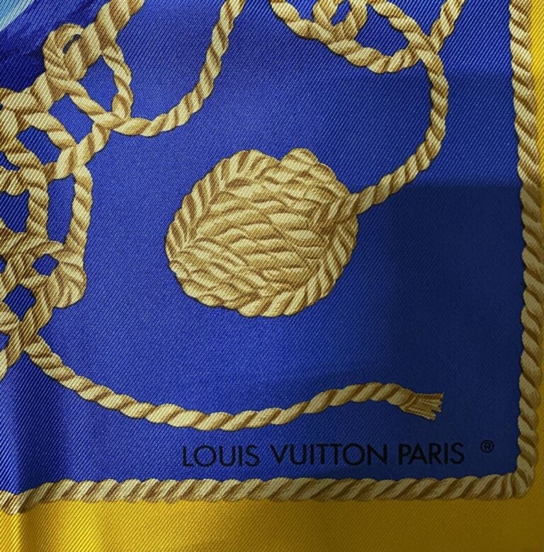 Louis VUITTON - Carré en soie « Louis Vuitton Cup », voiliers sur fond bleu, bo…