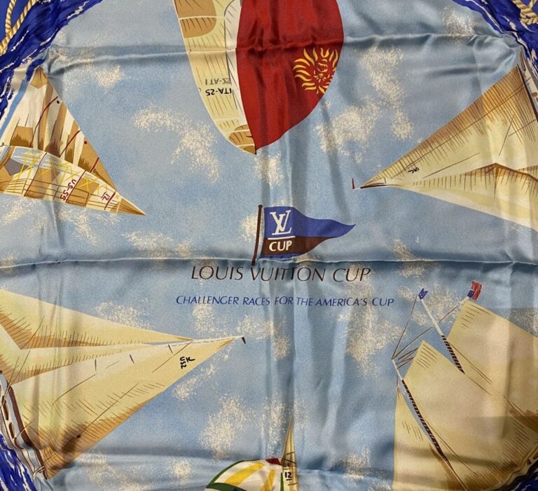 Louis VUITTON - Carré en soie « Louis Vuitton Cup », voiliers sur fond bleu, bo…