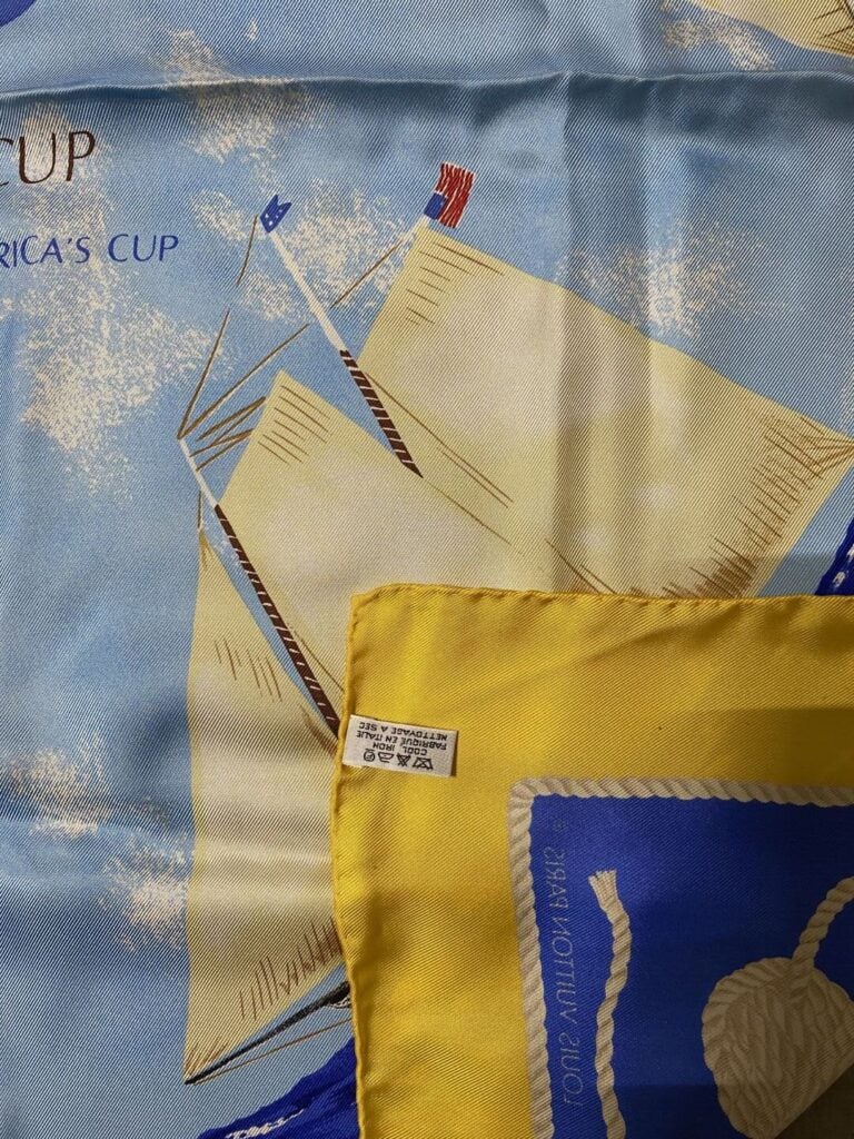 Louis VUITTON - Carré en soie « Louis Vuitton Cup », voiliers sur fond bleu, bo…