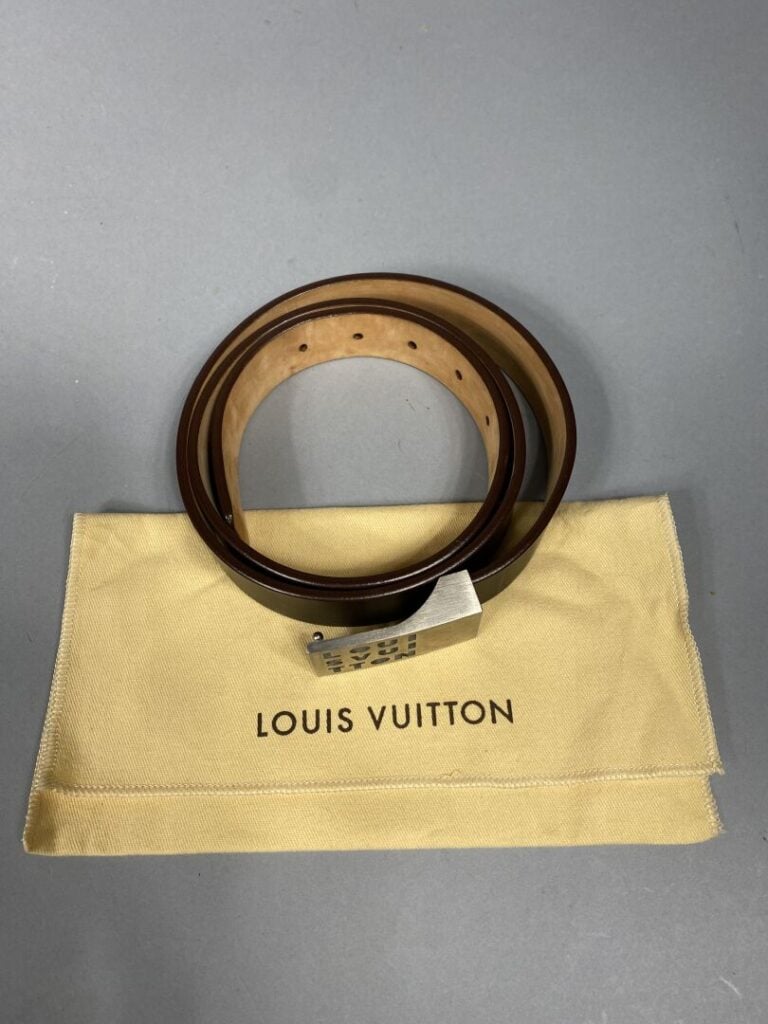 Louis VUITTON - Ceinture en cuir chocolat, boucle en métal brossé siglée Louis…
