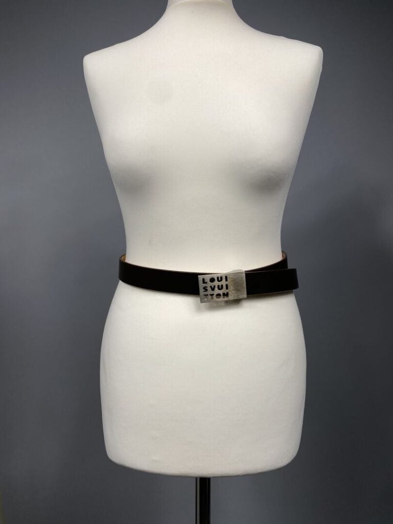 Louis VUITTON - Ceinture en cuir chocolat, boucle en métal brossé siglée Louis…
