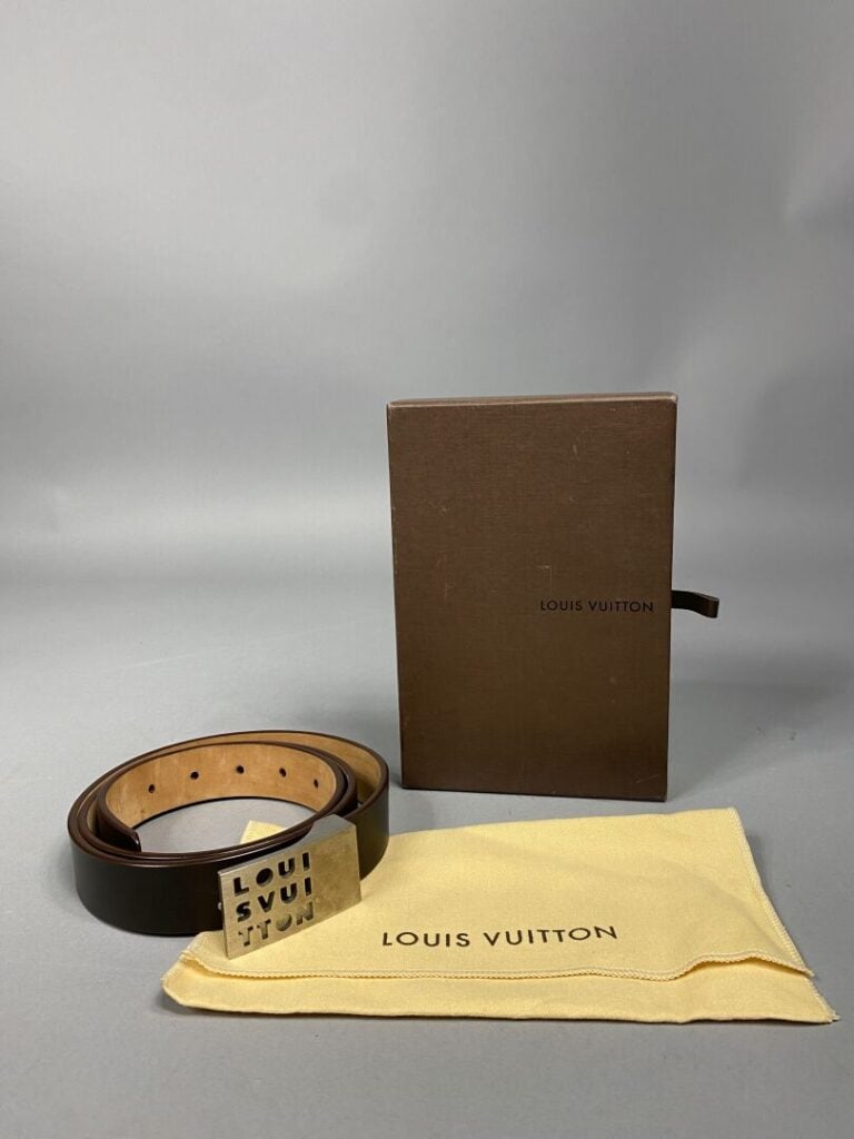 Louis VUITTON - Ceinture en cuir chocolat, boucle en métal brossé siglée Louis…