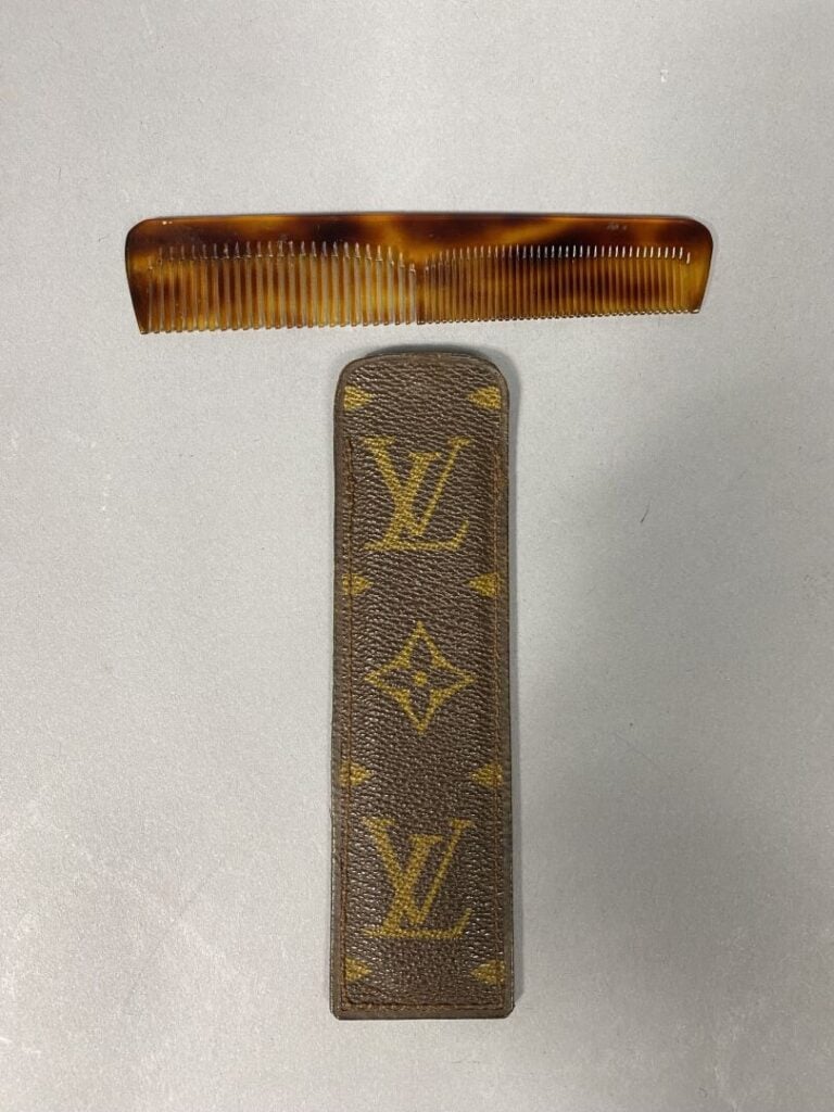 Louis VUITTON - Etui à peigne en toile monogram, intérieur en cuir marron - 4 x…