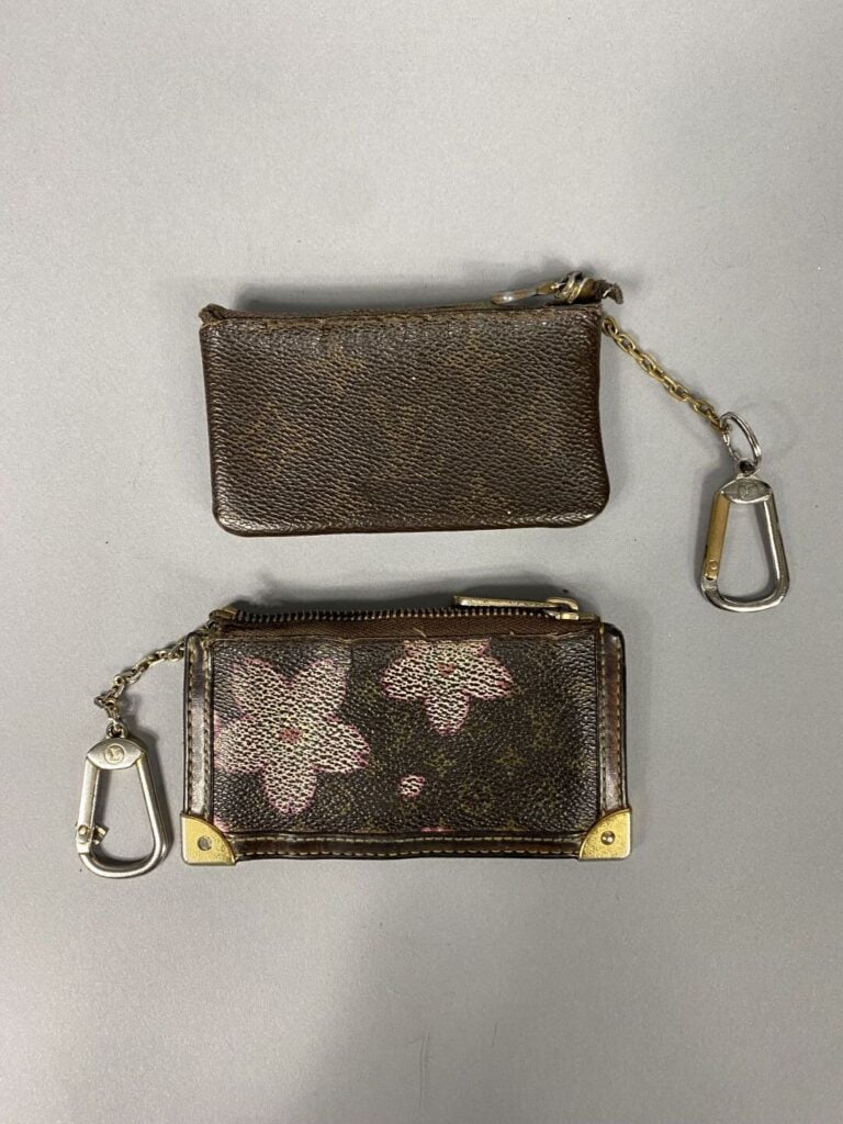 Louis VUITTON - Lot comprenant : - Porte-monnaie avec chaînette porte-clefs en…