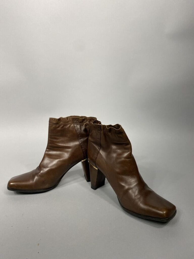 Louis VUITTON - Paire de bottines à bout carré en cuir marron à surpiqûres - Po…
