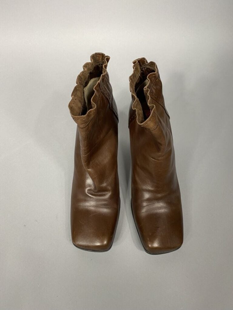 Louis VUITTON - Paire de bottines à bout carré en cuir marron à surpiqûres - Po…