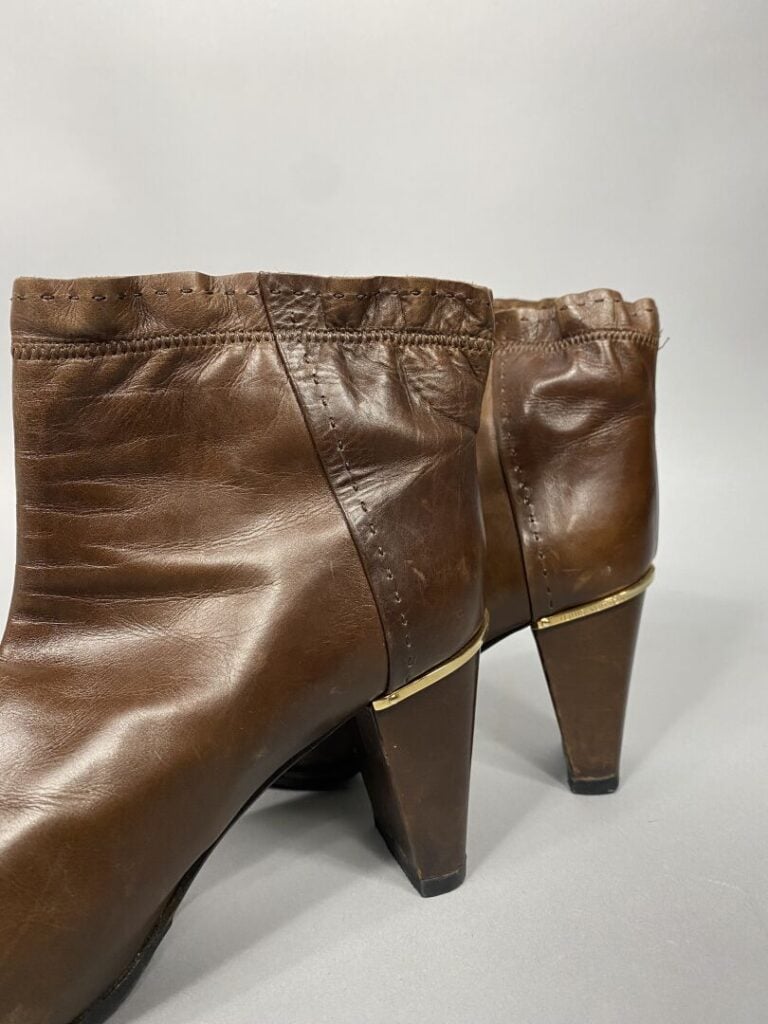 Louis VUITTON - Paire de bottines à bout carré en cuir marron à surpiqûres - Po…