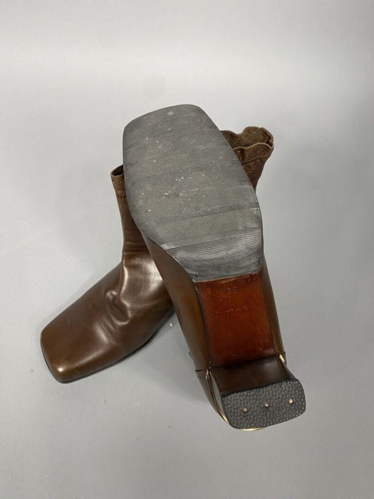 Louis VUITTON - Paire de bottines à bout carré en cuir marron à surpiqûres - Po…