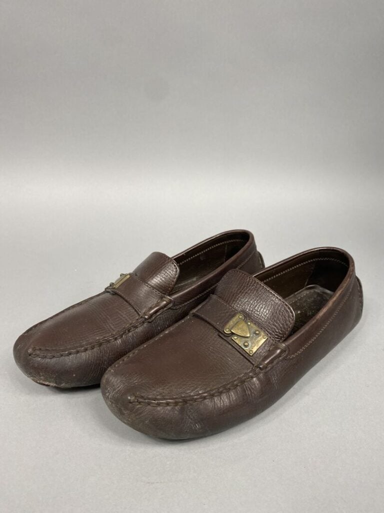 Louis VUITTON - Paire de mocassins homme en cuir marron - Pointure 42