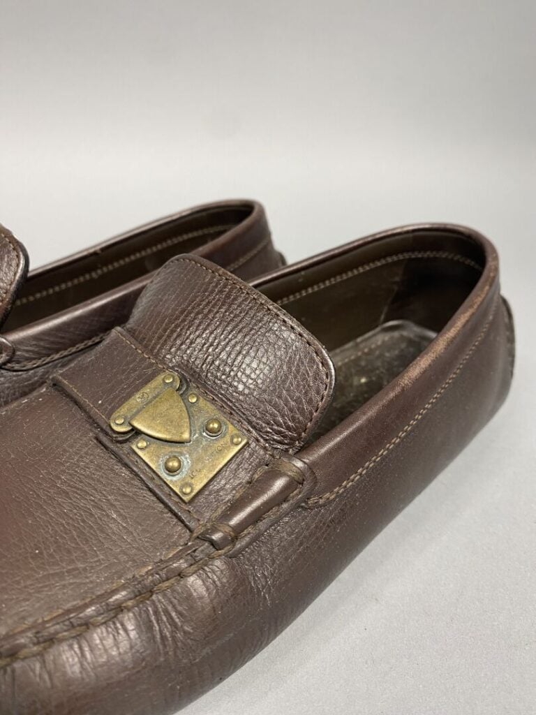 Louis VUITTON - Paire de mocassins homme en cuir marron - Pointure 42