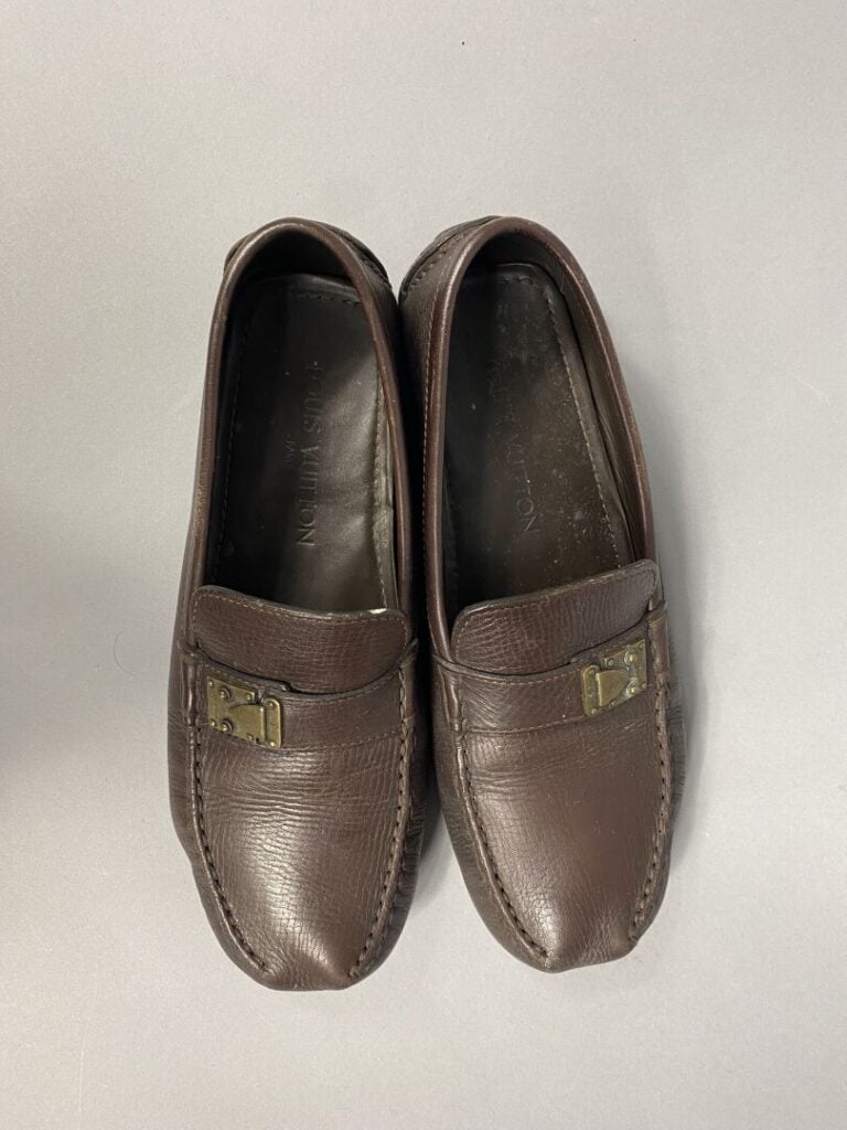 Louis VUITTON - Paire de mocassins homme en cuir marron - Pointure 42