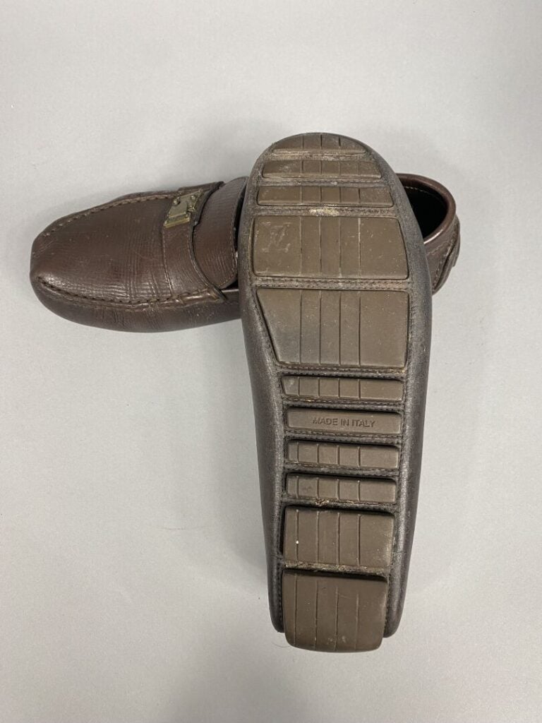 Louis VUITTON - Paire de mocassins homme en cuir marron - Pointure 42