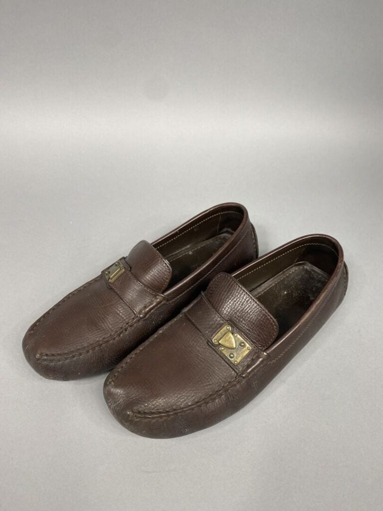Louis VUITTON - Paire de mocassins homme en cuir marron - Pointure 42