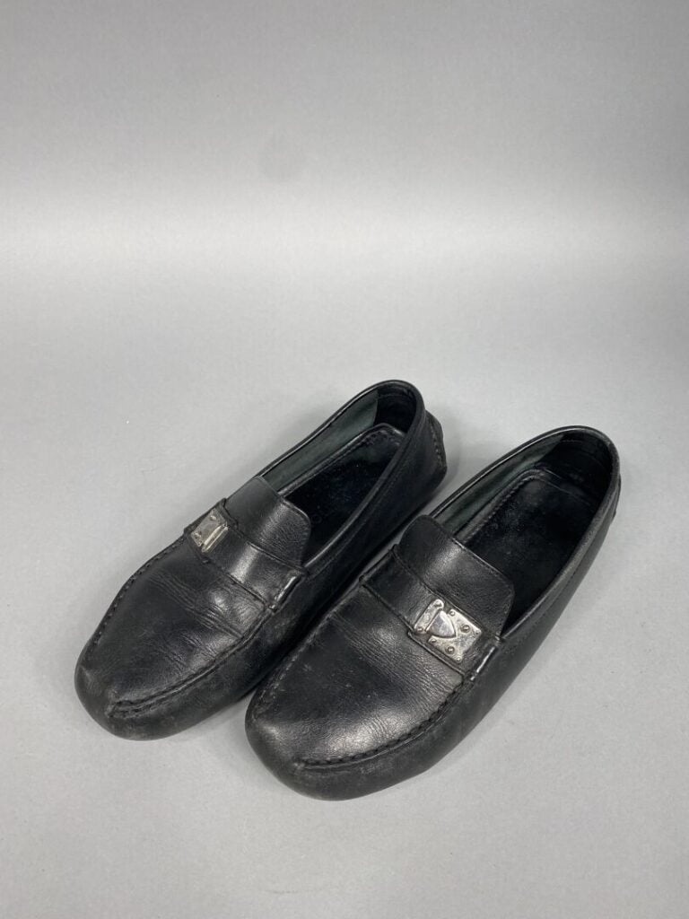 Louis VUITTON - Paire de mocassins homme en cuir noir - Pointure 42