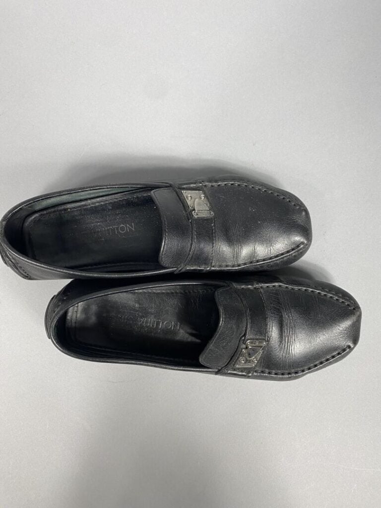 Louis VUITTON - Paire de mocassins homme en cuir noir - Pointure 42