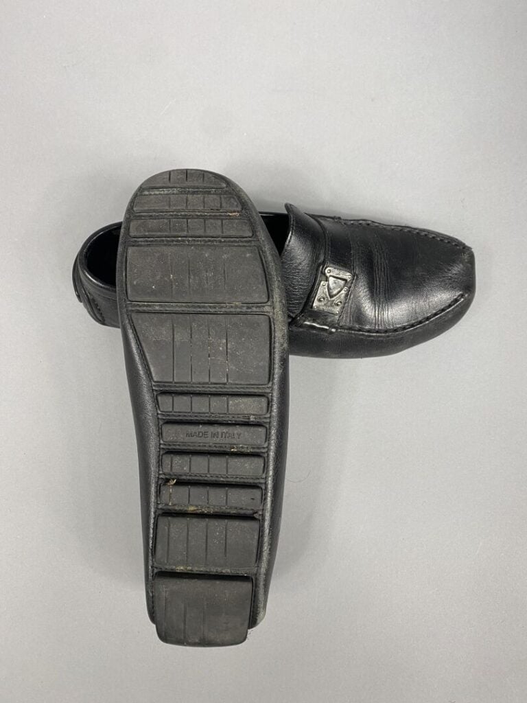 Louis VUITTON - Paire de mocassins homme en cuir noir - Pointure 42