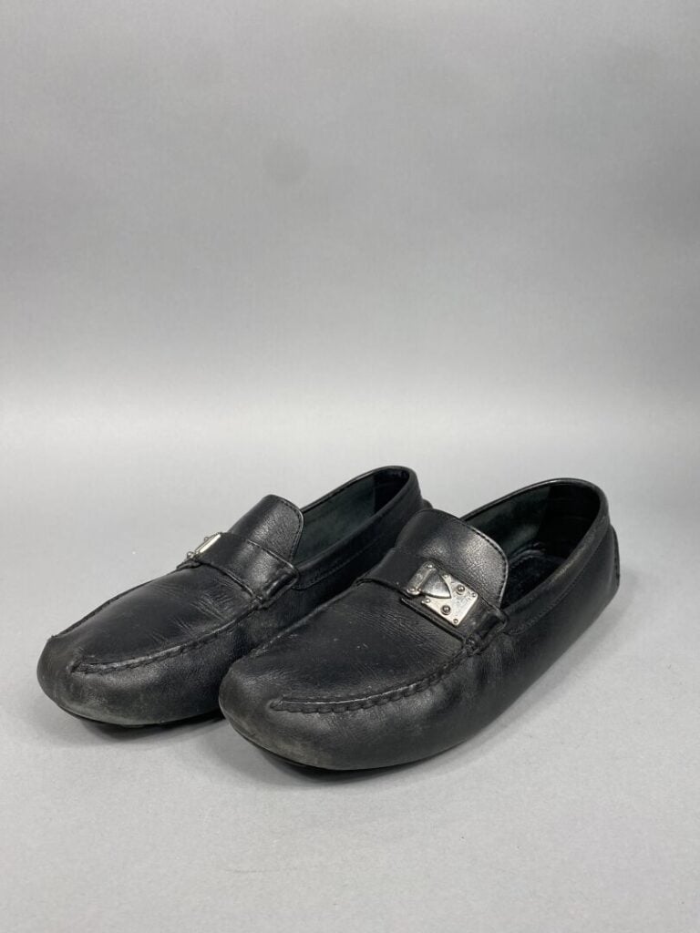 Louis VUITTON - Paire de mocassins homme en cuir noir - Pointure 42