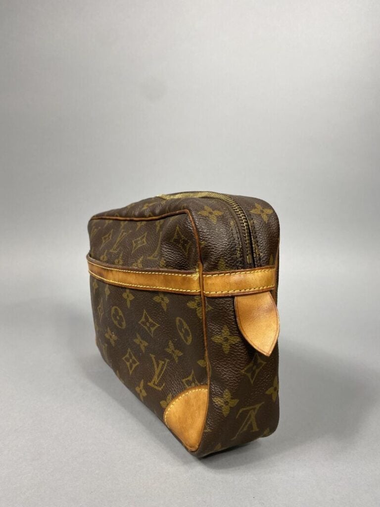 Louis VUITTON - Pochette « Compiegne » en toile monogram et cuir naturel, intér…