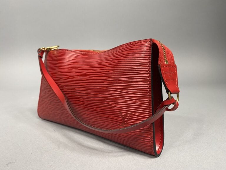 Louis VUITTON - Pochette en cuir épi rouge, intérieur en suédine rouge - Numero…