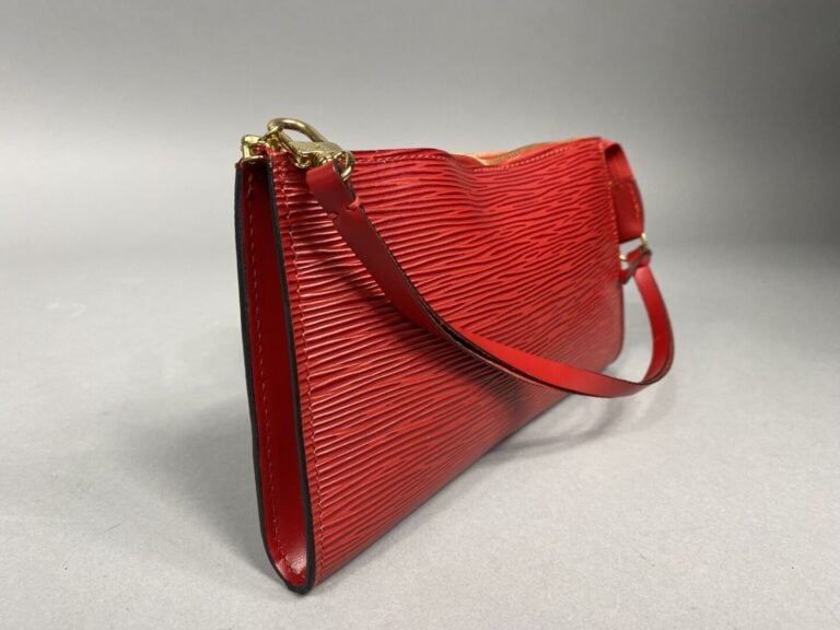 Louis VUITTON - Pochette en cuir épi rouge, intérieur en suédine rouge - Numero…