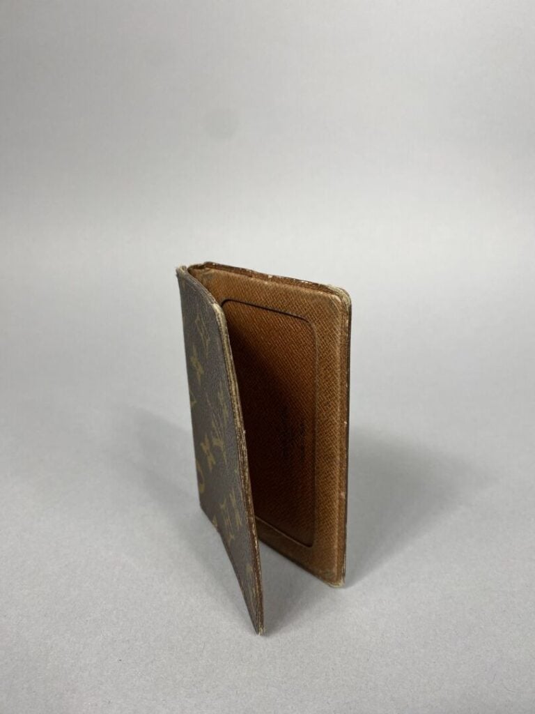 LOUIS VUITTON - Porte cartes en toile monogram intérieur cuir marron. - 8/11cm…