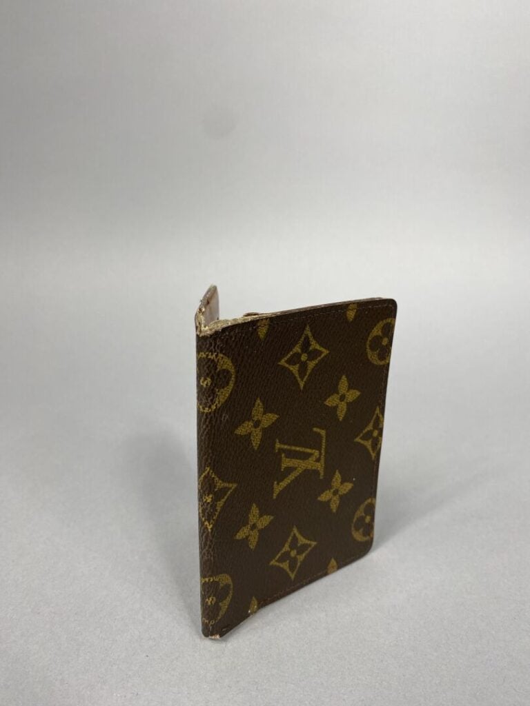 LOUIS VUITTON - Porte cartes en toile monogram intérieur cuir marron. - 8/11cm…