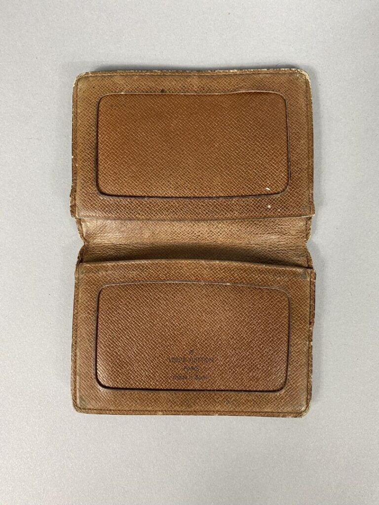LOUIS VUITTON - Porte cartes en toile monogram intérieur cuir marron. - 8/11cm…