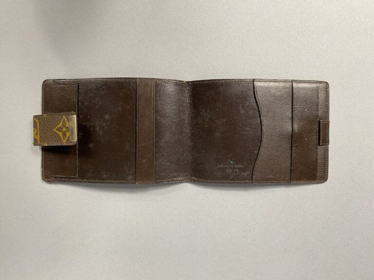 LOUIS VUITTON - Porte chéquier en toile monogram, intérieur en cuir chocolat ,…