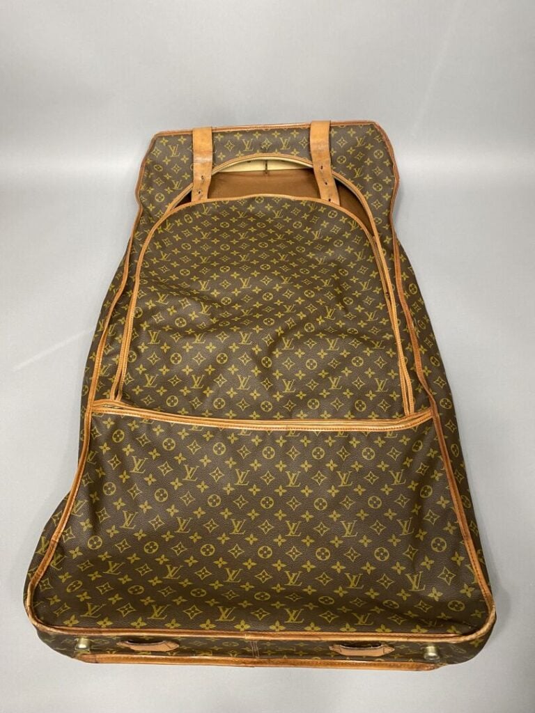 Louis VUITTON - Porte-habits en toile monogram et cuir naturel, poignée en cuir…