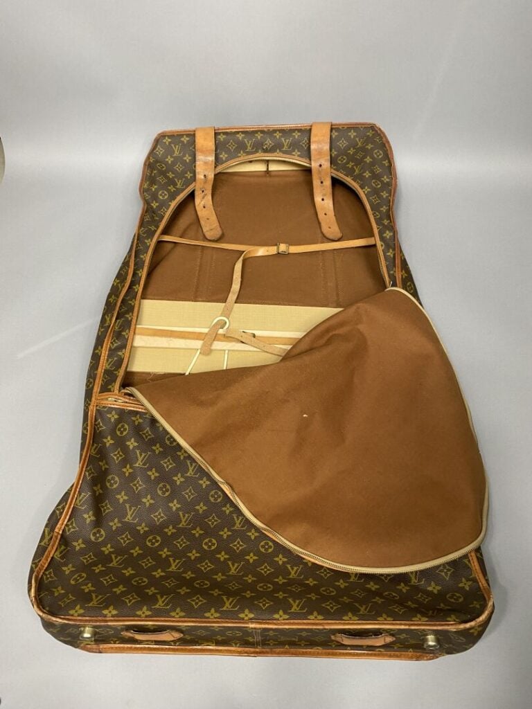 Louis VUITTON - Porte-habits en toile monogram et cuir naturel, poignée en cuir…