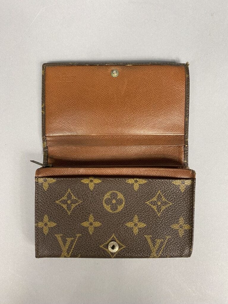 Louis VUITTON - Porte-monnaie en cuir marron et toile Monogram - 14 x 8.5 cm -…