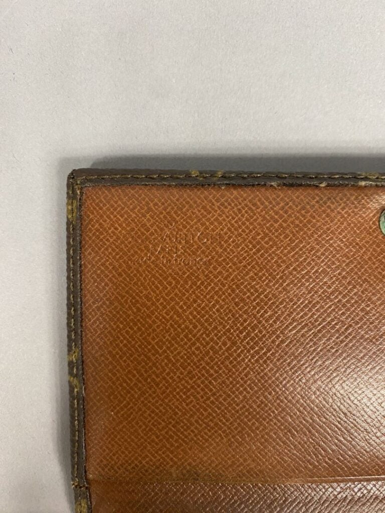 Louis VUITTON - Porte-monnaie en cuir marron et toile Monogram - 14 x 8.5 cm -…