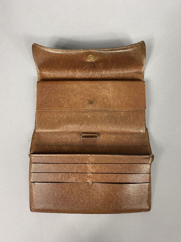 Louis VUITTON - Porte-trésor en toile monogram intérieur cuir marron, six carte…