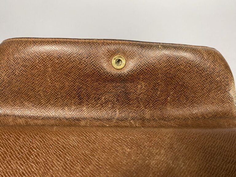 Louis VUITTON - Porte-trésor en toile monogram intérieur cuir marron, six carte…