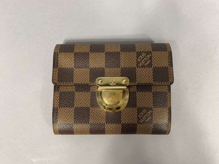 Louis VUITTON - Portefeuille en cuir rouge et toile damier - 12.5 x 10 cm - Ave…